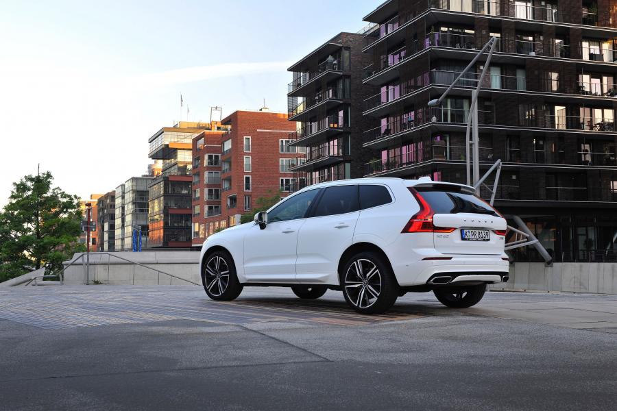  Volvo XC60 D5 R-Design 2017 года  (WW) (фото 12 из 26)